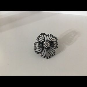 Flower ring with stretchy back